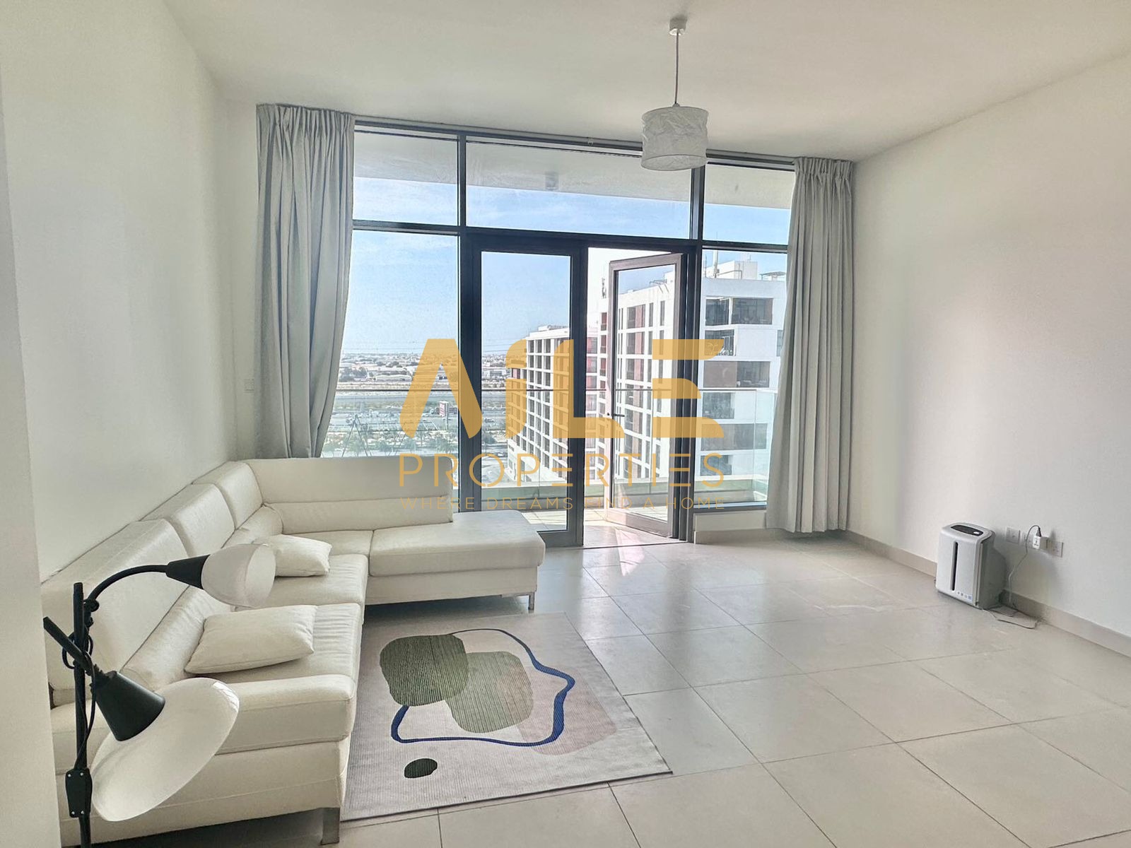 BRIGHT SPACIOUS APARTMENT FOR SALE/RENT
