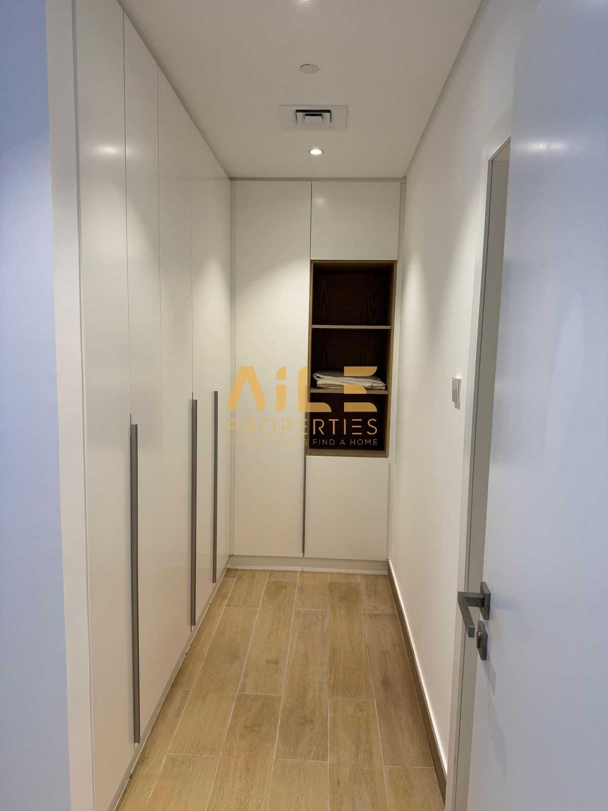PRIME LOCATION / VACANT / GREAT FEATURES 